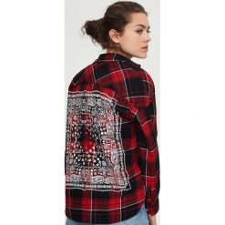 Koszula w kratę - Wielobarwn. Koszule Sinsay. W wyprzedaży za 29.99 zł.