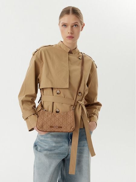 Calvin Klein Torebka Emblem Aop LV04F1164G Brązowy. Brązowe listonoszki Calvin Klein, bez wzorów, z materiału, bez dodatków. Za 275.99 zł.