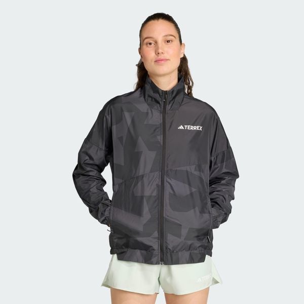 Wiatrówka Terrex Multi Printed. Czarne kurtki sportowe Adidas, bez wzorów, z materiału, bez kaptura, do biegania. W wyprzedaży za 386.50 zł.