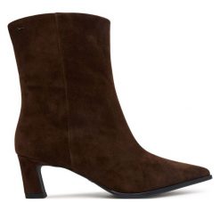 Botki Tamaris. Brązowe botki Tamaris, bez wzorów, bez obcasa, na słupku, bez zapięcia. Za 499.99 zł.