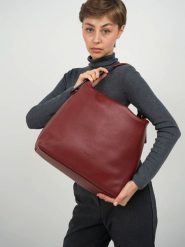 Christian Laurier Skórzana torebka "Orient" w kolorze czerwonym - 38,5 x 34 x 13 cm rozmiar: onesize. Czerwone torby na ramię Christian Laurier, bez wzorów, z materiału, na ramię, bez dodatków. Za 413.99 zł.