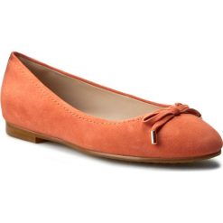 Baleriny CLARKS - Grace Lily 261230564 Coral Suede. Brązowe baleriny Clarks, bez wzorów, ze skóry, bez obcasa. W wyprzedaży za 189.00 zł.