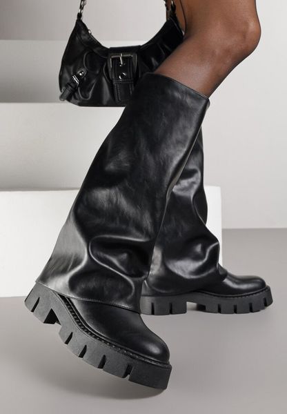 Czarne Kozaki na Tłoczonej Podeszwie z Cholewką Imitującą Nogawkę Espena. Czarne kozaki Born2be, z dzianiny, bez obcasa, na płaskiej podeszwie, bez zapięcia. Za 179.99 zł.