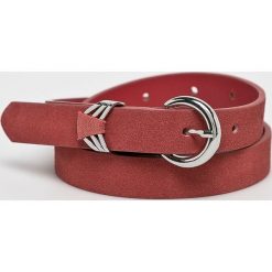 Pieces - Pasek skórzany. Czerwone paski Pieces, bez wzorów, z materiału. W wyprzedaży za 39.90 zł.