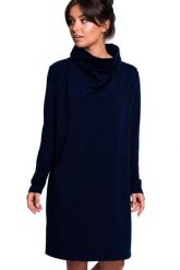 Sukienka dresowa oversize trapezowa z wysokim kołnierzem granatowa. Sukienki Sukienki.shop, na co dzień, l, bez wzorów, z bawełny, bez kołnierzyka, bez ramiączek, oversize. Za 269.00 zł.