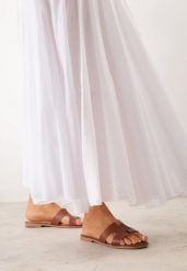 Ciemnobrązowe Klapki VICES Casual z Kwadratowym Noskiem i Wycięciami Zepaela. Brązowe klapki Born2be, bez wzorów, z jeansu, bez obcasa, na płaskiej podeszwie. Za 69.99 zł.