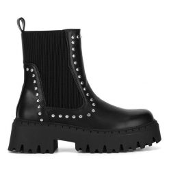 Botki DeeZee. Czarne botki DeeZee, bez wzorów, bez obcasa, na płaskiej podeszwie, bez zapięcia. Za 199.99 zł.