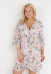 Jasnoróżowa Sukienka Sophassa. Czerwone sukienki Born2be, na imprezę, na lato, l, z aplikacjami, eleganckie, bez kołnierzyka, bez ramiączek, mini, kopertowe. Za 29.99 zł.