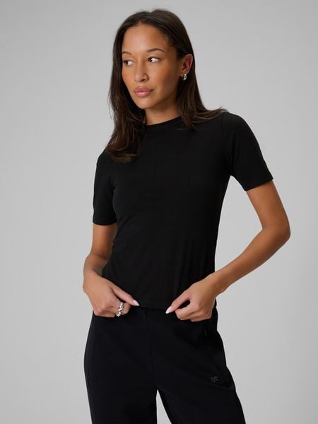 4F T-shirt slim gładki damski - czarny L. Czarne t-shirty 4f, l, bez wzorów, z materiału, bez kołnierzyka, bez ramiączek. W wyprzedaży za 29.99 zł.