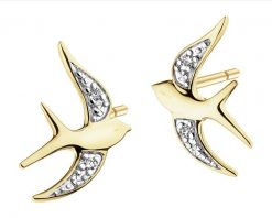 Kolczyki z żółtego złota z diamentami - jaskółki - 0,01 ct - próba 375. Żółte kolczyki Apart, z diamentem, złote. Za 799.00 zł.