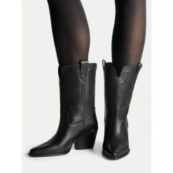 Kowbojki Badura. Czarne botki Badura, bez wzorów, bez obcasa, na słupku, bez zapięcia. Za 449.99 zł.