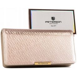 Beżowy portfel damski ze skóry ekologicznej zamykany na zatrzask i suwak PTN 005-NF8 Peterson. Brązowe portfele Peterson, bez wzorów, ze skóry ekologicznej. Za 69.00 zł.