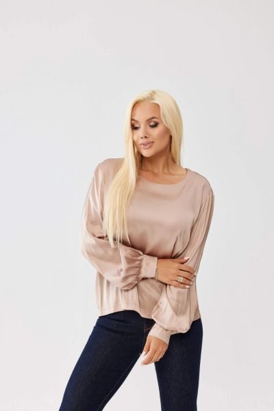 Beżowa satynowa bluzka Bella z łezką na plecach PLUS SIZE XXL OVERSIZE JESIEŃ. Brązowe bluzki Moda Size Plus Iwanek, plus size, bez wzorów, z elastanu, biznesowe, bez kołnierzyka, plus size, bez ramiączek. Za 219.90 zł.