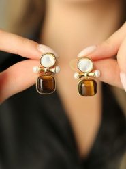 Pierres delicates Pozłacane kolczyki-wkrętki z perłami i kamieniami szlachetnymi rozmiar: onesize. Białe kolczyki Pierres delicates, z perłą, pozłacane. Za 65.99 zł.