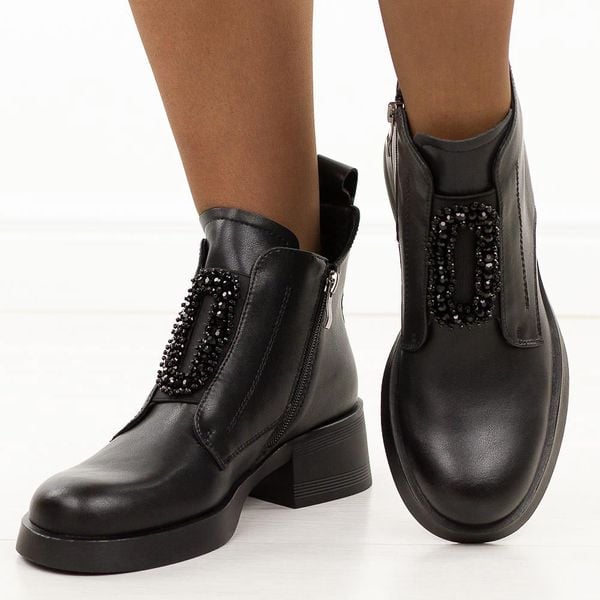 Czarne skórzane botki damskie DiA 52-869. Czarne botki DiA, na jesień, bez wzorów, z dzianiny, z okrągłym noskiem, bez obcasa, na obcasie, bez zapięcia. W wyprzedaży za 332.10 zł.