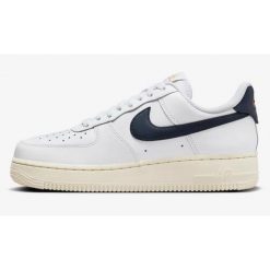 Buty sportowe Sneakersy damskie, W Air Force 1 07 EasyOn. Białe obuwie sportowe Nike, z gumy, bez zapięcia, trekkingowe. Za 499.99 zł.