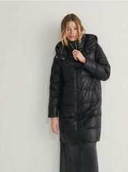 Płaszcz z naturalnym puchem - czarny. Czarne płaszcze Reserved, l, bez wzorów, z puchu, bez kaptura. W wyprzedaży za 229.99 zł.