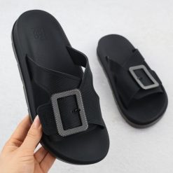 Klapki damskie basenowe plażowe z klamrą czarne Zaxy RR285078. Czarne klapki Zaxy, bez wzorów, z gumy, bez obcasa. Za 143.99 zł.