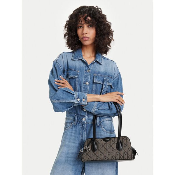 Torebka Calvin Klein. Szare torebki klasyczne Calvin Klein, bez wzorów, bez dodatków. Za 649.99 zł.