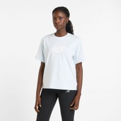 Koszulka damska New Balance WT43583IB – niebieska. Niebieskie bluzki New Balance, s, bez wzorów, z materiału, klasyczne, bez kołnierzyka, bez ramiączek. Za 119.99 zł.