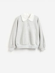 Bluza z ozdobnym kołnierzem - jasnoszary. Szare bluzy Reserved, l, bez wzorów, z bawełny, bez kaptura. Za 119.99 zł.