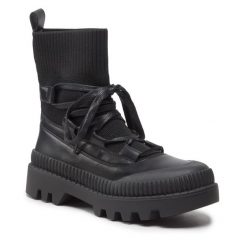 Botki DeeZee. Czarne botki DeeZee, bez wzorów, bez obcasa, na płaskiej podeszwie, bez zapięcia. Za 249.99 zł.