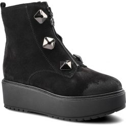 Czarne Botki Chebello Damskie Stylowe Buty. Czarne botki CheBello, bez wzorów, ze skóry, bez obcasa, na platformie, bez zapięcia. Za 319.00 zł.