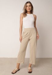 Beżowe Spodnie z Eleganckimi Zakładkami i Nogawkami o Długości 3/4 Dorasea. Brązowe spodnie materiałowe Born2be, do pracy, l, bez wzorów, z jeansu, plus size. Za 69.99 zł.