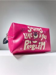 Kosmetyczka z nadrukiem Toy story - różowy. Czerwone kufry i kosmetyczki Sinsay, bez wzorów, z nadrukiem, bez dodatków. Za 15.99 zł.