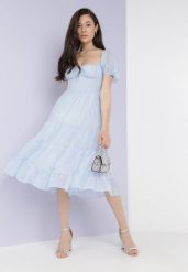 Niebieska Sukienka Ozdobiona Bufkami Ipharei. Niebieskie sukienki Born2be, l, z aplikacjami, z tkaniny, eleganckie, bez kołnierzyka, bez ramiączek, midi. Za 139.99 zł.