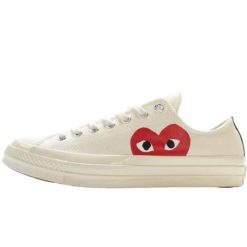 Buty do chodzenia dla dorosłych Converse Comme des Garçons Play Blanche Basse. Białe trampki Converse, bez wzorów, bez zapięcia. W wyprzedaży za 776.80 zł.