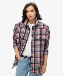 Superdry Borg Check Overshirt – Koszula-overshirt z borgiem w kratę. Czerwone koszule Superdry, z aplikacjami, z materiału, klasyczne, bez kołnierzyka, bez ramiączek. Za 429.75 zł.