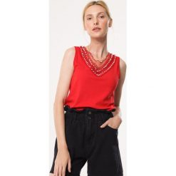 Czerwony Top Call Off. Czerwone topy Born2be, l, z aplikacjami, bez kołnierzyka, bez ramiączek. Za 29.99 zł.