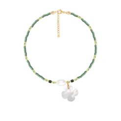 Bransoletka z zielonymi japońskimi koralikami Miyuki z koniczyną z masy perłowej. Białe bransoletki Lilou, z perłą, ze stali. Za 318.00 zł.