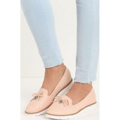 Różowe Mokasyny Danii. Czerwone mokasyny Born2be, bez wzorów, ze skóry, ze szpiczastym noskiem, bez obcasa. Za 49.99 zł.
