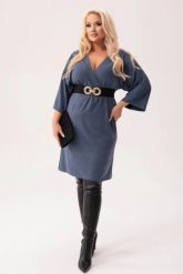 Wiskozowa sukienka Ivette z kopertowym dekoltem w odcieniach jeansu PLUS SIZE XXL JESIEŃ. Sukienki Moda Size Plus Iwanek, do pracy, na jesień, plus size, bez wzorów, z jeansu, biznesowe, bez kołnierzyka, plus size, bez ramiączek, mini, kopertowe. Za 299.90 zł.