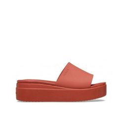 Klapki DKlapki Dla Dorosłych Crocs Brooklyn Slide. Brązowe klapki Crocs, bez wzorów, z materiału, bez obcasa. Za 181.99 zł.