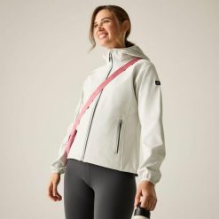 Arec III Damski wodoodporny softshell turystyczny. Szare kurtki sportowe Regatta, bez wzorów, z softshellu, bez kaptura, trekkingowe. Za 169.99 zł.