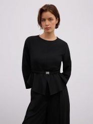 BGN Bluzka w kolorze czarnym rozmiar: 36. Czarne bluzki BGN, bez wzorów, z tkaniny, bez kołnierzyka, bez ramiączek. Za 118.28 zł.