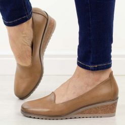 Beżowe pu półbuty damskie na koturnie Potocki 12276. Brązowe czółenka POTOCKI, bez wzorów, z jeansu, z okrągłym noskiem, bez obcasa, na koturnie, bez zapięcia. Za 159.00 zł.