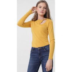 Żółty Sweter Lilian. Żółte swetry Born2be, l, bez wzorów, z dzianiny, bez ramiączek. Za 69.99 zł.
