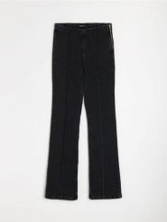 Jeansy flare z przeszyciami - czarny. Czarne jeansy Sinsay, bez wzorów. Za 69.99 zł.