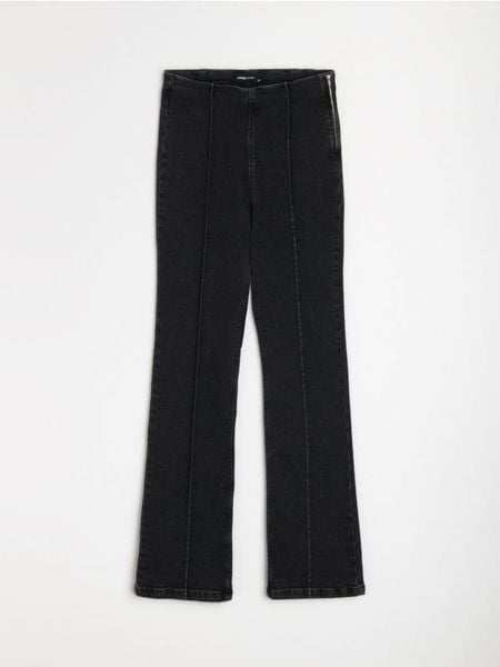 Jeansy flare z przeszyciami - czarny. Czarne jeansy Sinsay, bez wzorów. Za 69.99 zł.