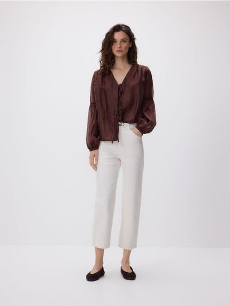 Jeansy straight fit - złamana biel. Jeansy Reserved, bez wzorów. W wyprzedaży za 99.99 zł.