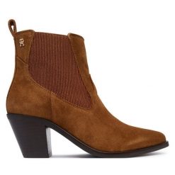 Botki Tommy Hilfiger. Brązowe botki TOMMY HILFIGER, bez wzorów, bez obcasa, na słupku, bez zapięcia. Za 699.99 zł.