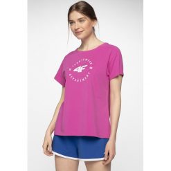 T-shirt damski TSD403 - fuksja. Czerwone t-shirty 4f, bez wzorów, z bawełny, bez kołnierzyka, bez ramiączek. W wyprzedaży za 29.99 zł.