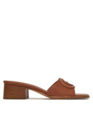 Guess Klapki FLJCNN LEA03 Brązowy. Brązowe klapki Guess, z aplikacjami, ze skóry, bez obcasa. Za 449.99 zł.