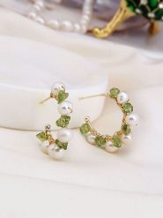 Pierres de Jade Pozłacane kolczyki-półkreole z perłami i agatami rozmiar: onesize. Białe kolczyki Pierres de Jade, z agatem, pozłacane. Za 43.99 zł.