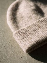 Czapka beanie basic z domieszką wełny - beżowy. Brązowe czapki Sinsay, bez wzorów, z wełny. Za 19.99 zł.