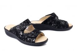 DR. BRINKMANN 700726-01 schwarz, klapki damskie. Czarne klapki Dr. Brinkmann, bez wzorów, ze skóry, bez obcasa. Za 280.42 zł.